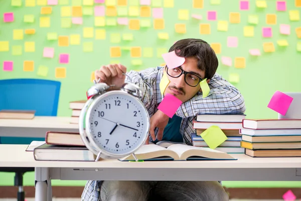 Estudiante con muchas prioridades contradictorias —  Fotos de Stock