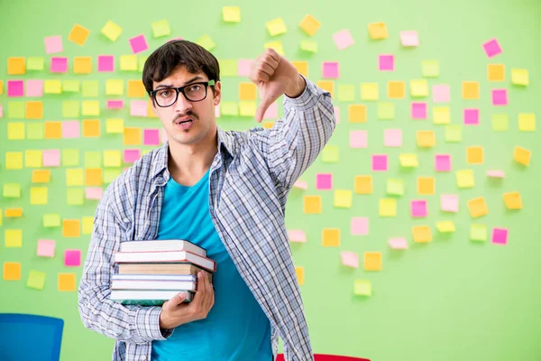 Student mit vielen widersprüchlichen Prioritäten — Stockfoto