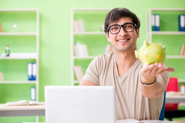 Junge Studentin in teurerem Studienkonzept — Stockfoto