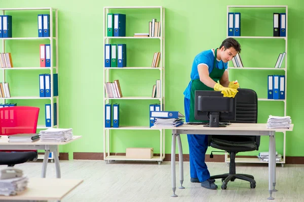 Homme beau nettoyeur professionnel travaillant dans le bureau — Photo