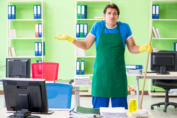 Jonge mannelijke knappe professionele schoonmaak vloer met bro — Stockfoto