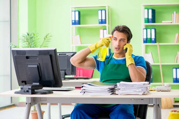 Mannelijke spion onder schonere dekking stelen van vertrouwelijke documenten — Stockfoto