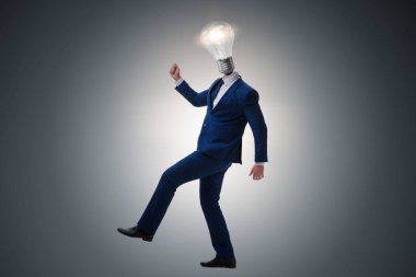 Parlak fikir kavramı ampul kafa ile işadamı