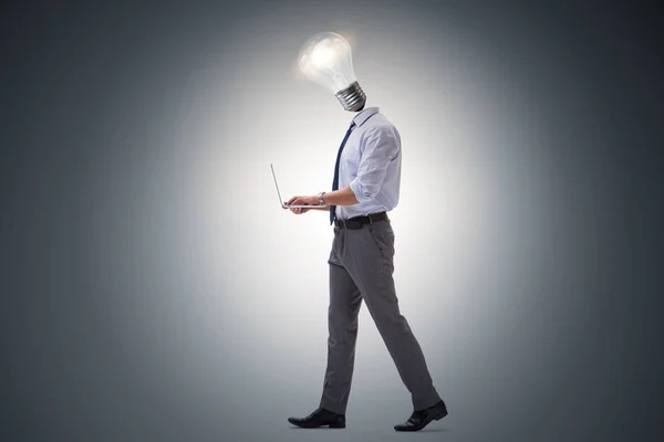 Affärsman i ljus idé koncept med glödlampa huvud — Stockfoto