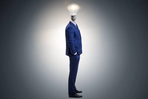 Homme d'affaires en idée lumineuse concept avec tête d'ampoule — Photo