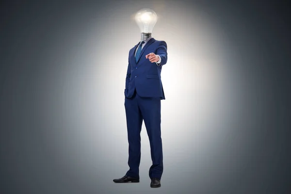 電球の頭に名案概念のビジネスマン — ストック写真