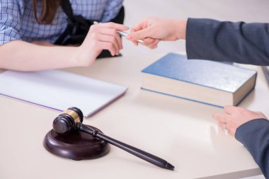 Yaralanan çalışan, sigorta danışmanlığı için ziyaret ediyor.