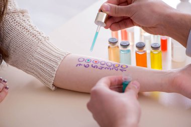 Hastanedeki hastanın alerji reaksiyonunu test eden doktor.