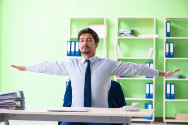 Çalışanlar işte mola sırasında egzersiz yapıyorlar.