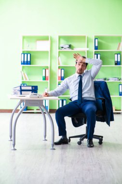 Çalışanlar işte mola sırasında egzersiz yapıyorlar.