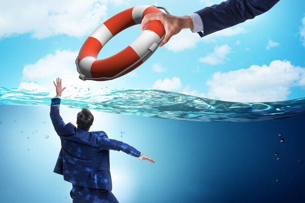 Бизнесмена спасают от утопления