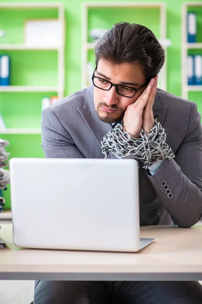 Angestellter wegen Arbeitsbelastung an Schreibtisch gefesselt — Stockfoto