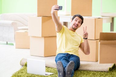 Genç ve yakışıklı bir adam yeni evine taşınıyor.