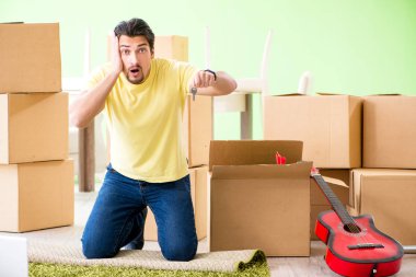 Genç ve yakışıklı bir adam yeni evine taşınıyor.
