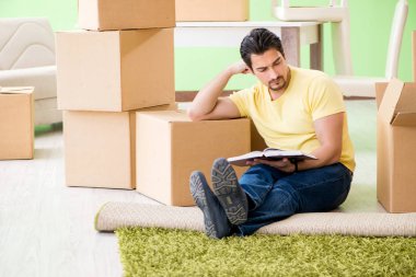 Genç ve yakışıklı bir adam yeni evine taşınıyor.