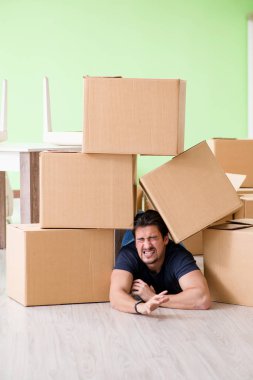 Kutuları taşıyan adam.