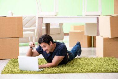 Kutuları taşıyan adam.