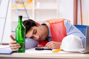 Atölyede çalışan sarhoş mühendis.