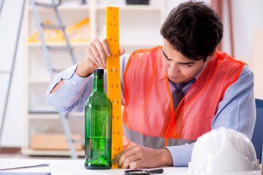 Atölyede çalışan sarhoş mühendis.