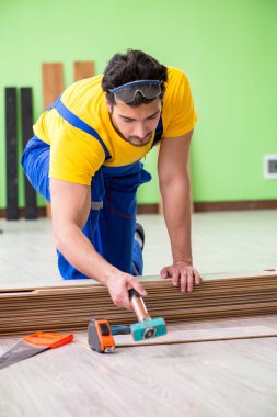 Profesyonel müteahhit evde döşeme döşemesi yapıyor.