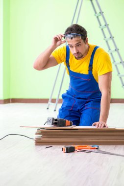 Profesyonel müteahhit evde döşeme döşemesi yapıyor.