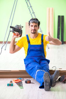 Profesyonel müteahhit evde döşeme döşemesi yapıyor.