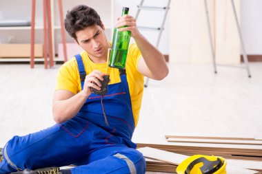 Tatilde içki içen tamirci.