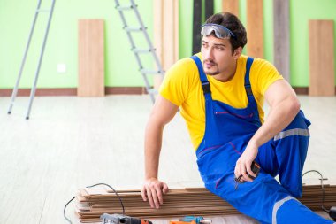 Profesyonel müteahhit evde döşeme döşemesi yapıyor.