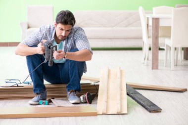 Evdeki döşemeleri döşeyen adam