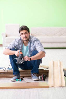 Evdeki döşemeleri döşeyen adam