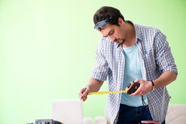 Atölyesinde çalışan marangoz.