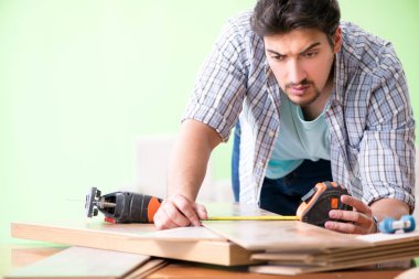 Atölyesinde çalışan marangoz.