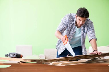 Atölyesinde çalışan marangoz.