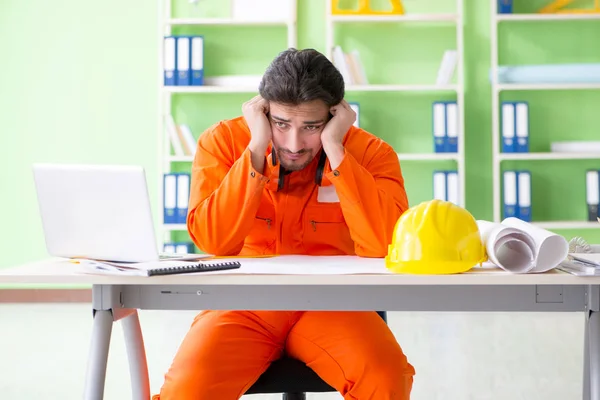 Supervisor da construção que planeia novo projecto no escritório — Fotografia de Stock