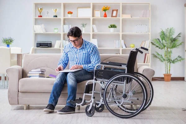 Jonge student rolstoel in gehandicaptenconcept — Stockfoto