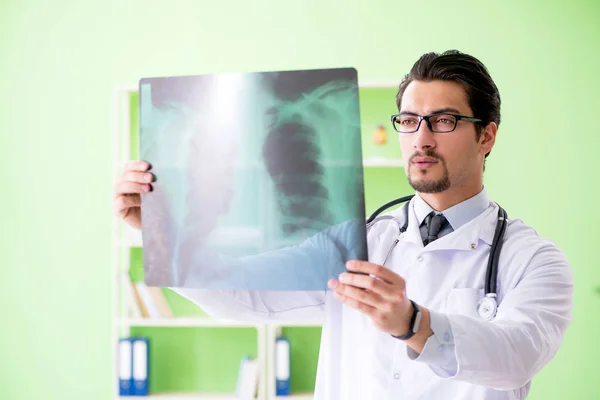 Orvos radiológus vizsgálja a röntgen felvételeket a kórházban. — Stock Fotó