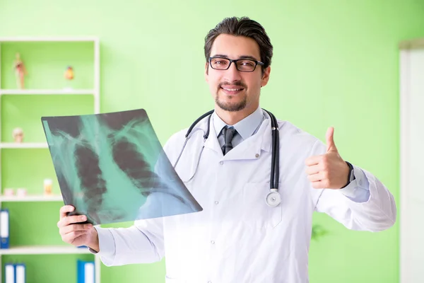放射科医生对医院X光扫描的研究 — 图库照片