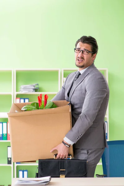 Männlicher Mitarbeiter sammelt nach Kündigung seine Sachen — Stockfoto