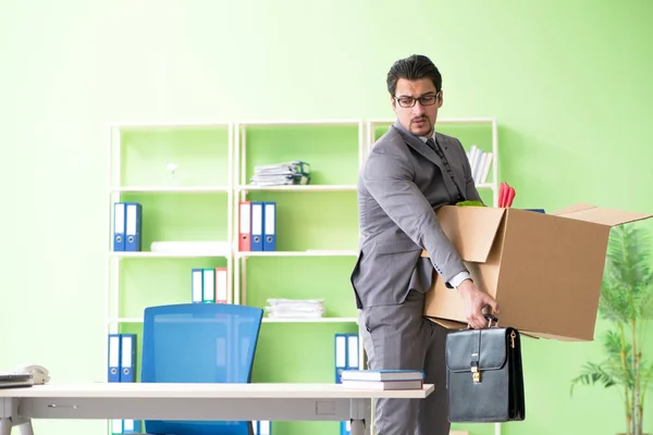 Männlicher Mitarbeiter sammelt nach Kündigung seine Sachen — Stockfoto