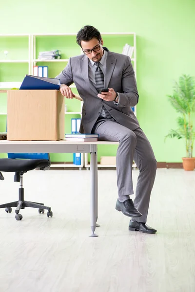 Hombre empleado recogiendo sus cosas después de la redundancia — Foto de Stock