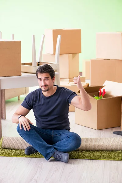 Man moving house with boxes — Stock Photo, Image