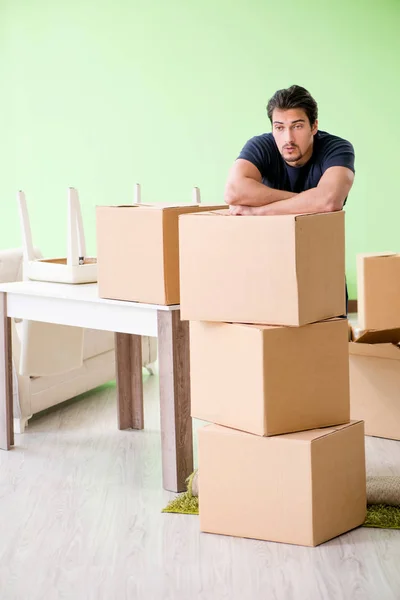 Man verhuizend huis met dozen — Stockfoto