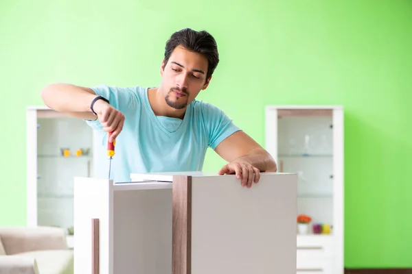 Mann repariert Möbel zu Hause — Stockfoto