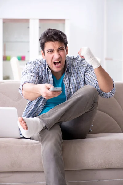 Joven estudiante con lesión en casa — Foto de Stock