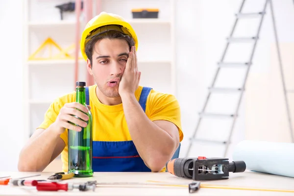 Engenheiro bêbado trabalhando na oficina — Fotografia de Stock