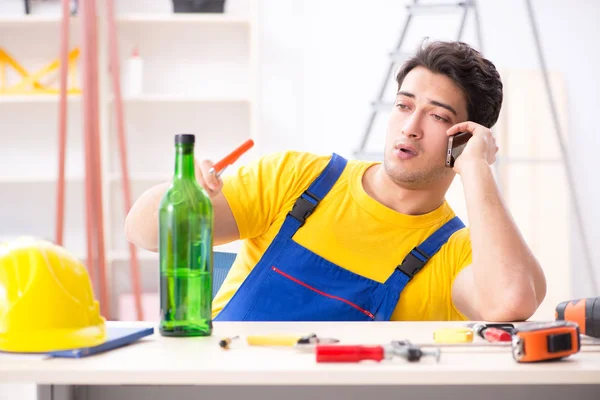 Betrunkener Ingenieur arbeitet in der Werkstatt — Stockfoto