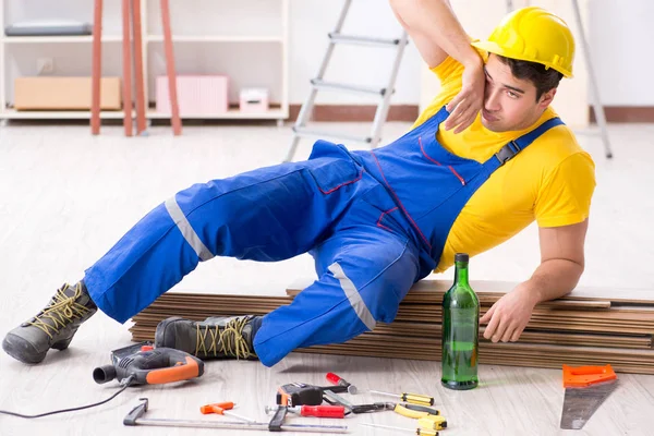 Reparador de piso bebiendo alcohol durante el descanso — Foto de Stock