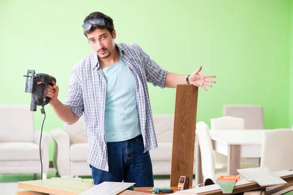 Trabajador de madera trabajando en su taller — Foto de Stock