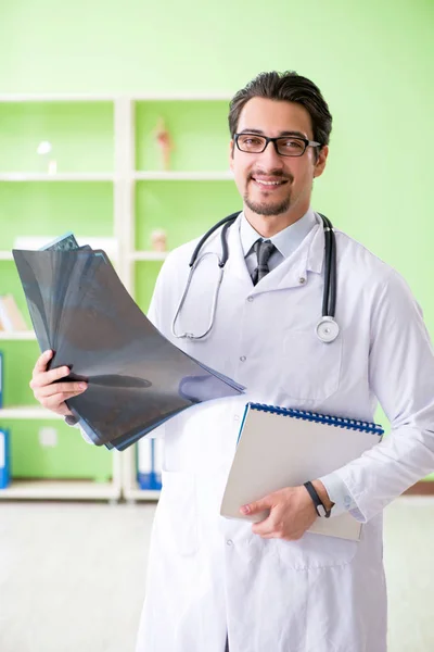 Radiólogo médico examinando la radiografía en el hospital Imagen de stock