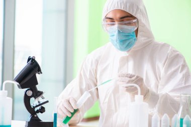 Laboratuvarda yeni bir deney üzerinde çalışan kimyager.